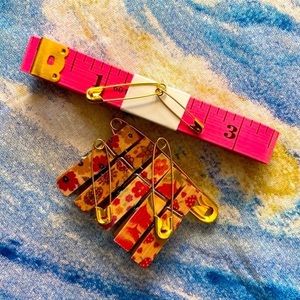 🙀Clothing Photos Kit~5 Safety & 5 Cloths Pins, 1 Tape Measure (Want 1 Just Ask)